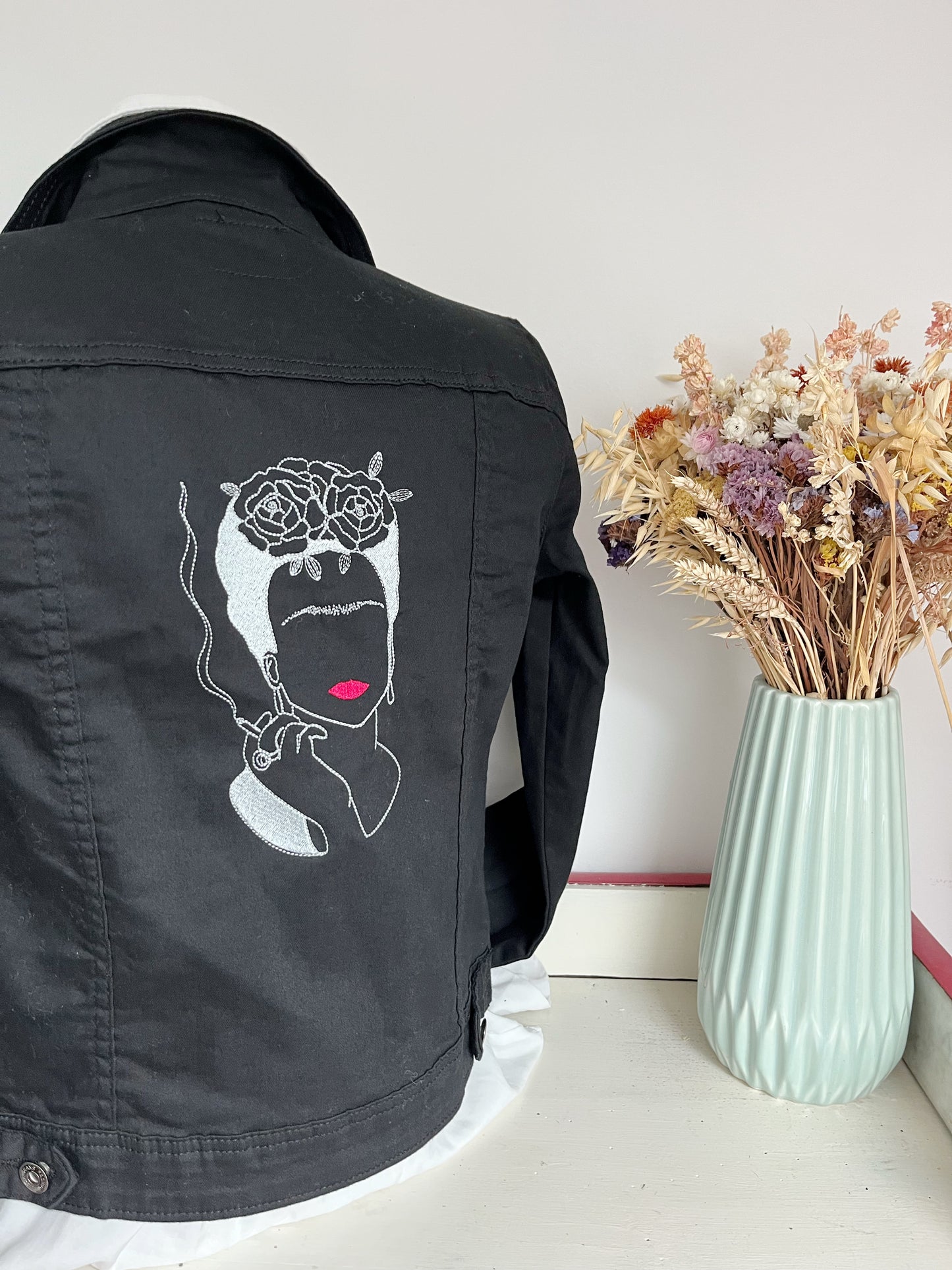 Veste en jean brodée Frida Kahlo