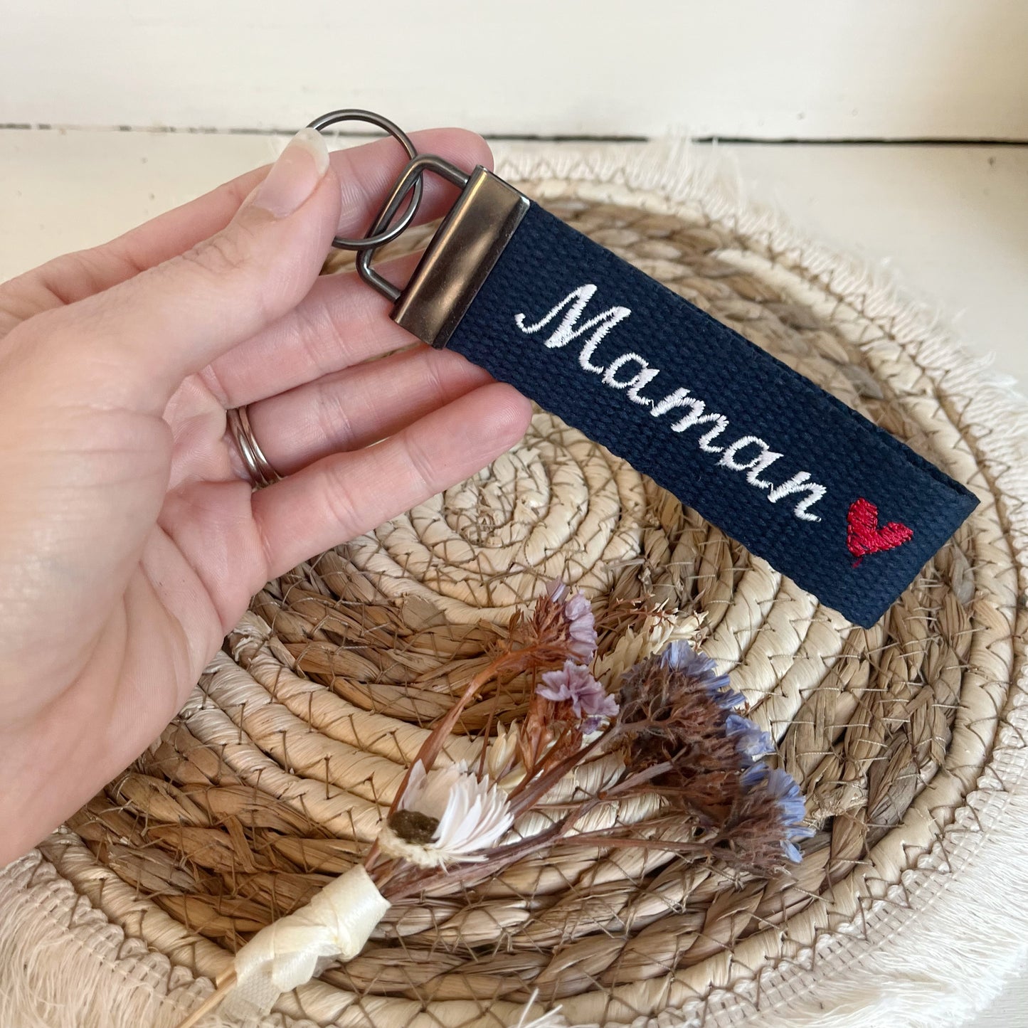 Porte clé brodé « Maman » cœur
