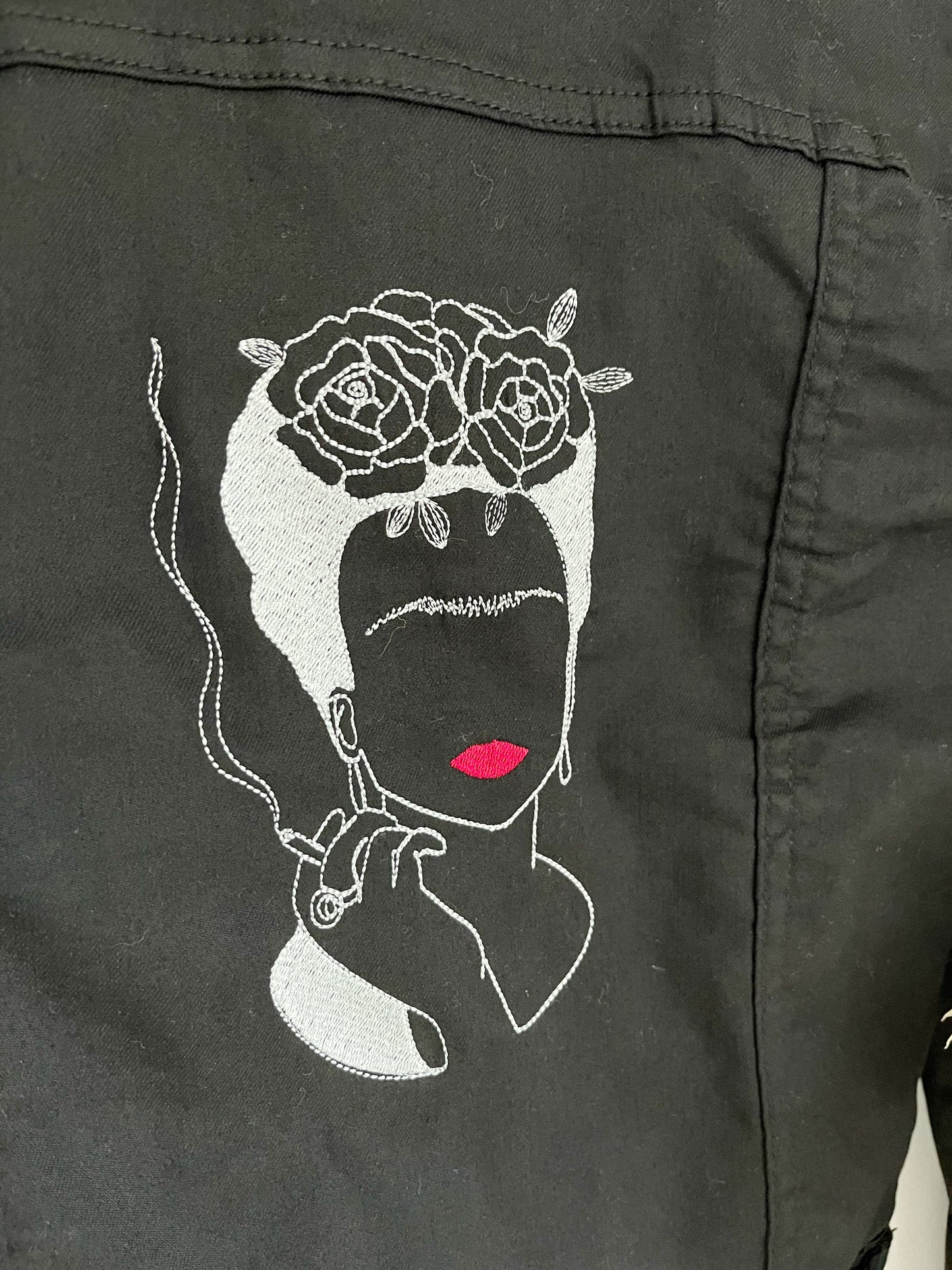 Veste en jean brodée Frida Kahlo