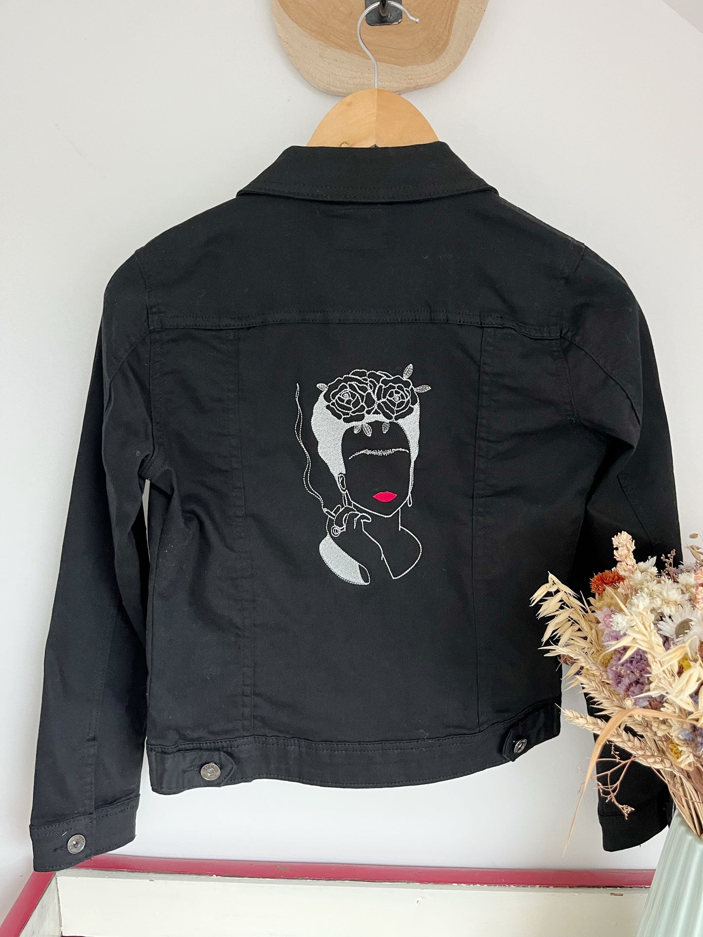 Veste en jean brodée Frida Kahlo