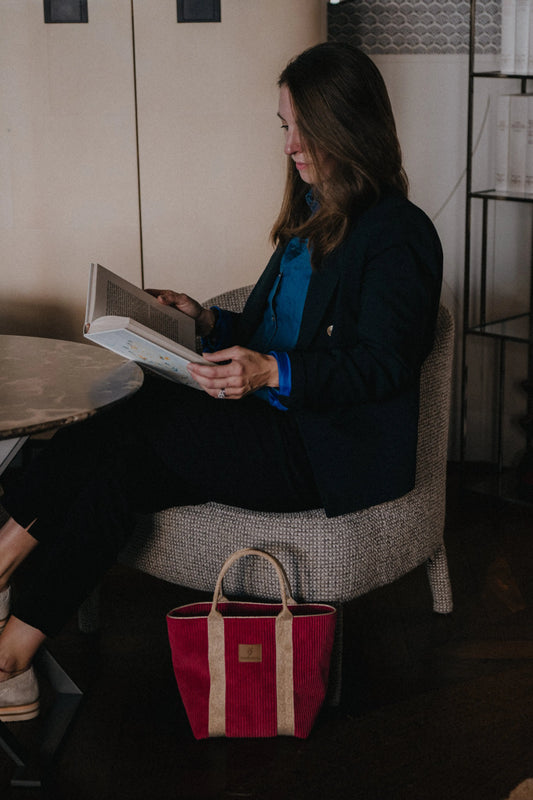 femme dans hotel de luxe sac à main rose et doré