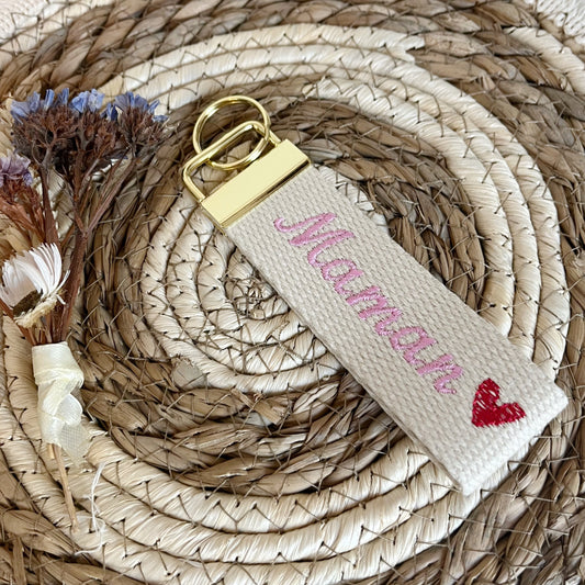 Porte clé brodé « Maman » cœur