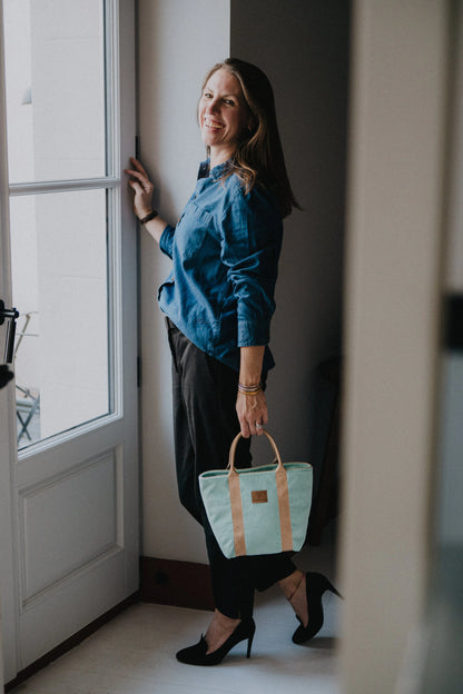 sac cabas couleur pistache femme à la fenêtre hotel