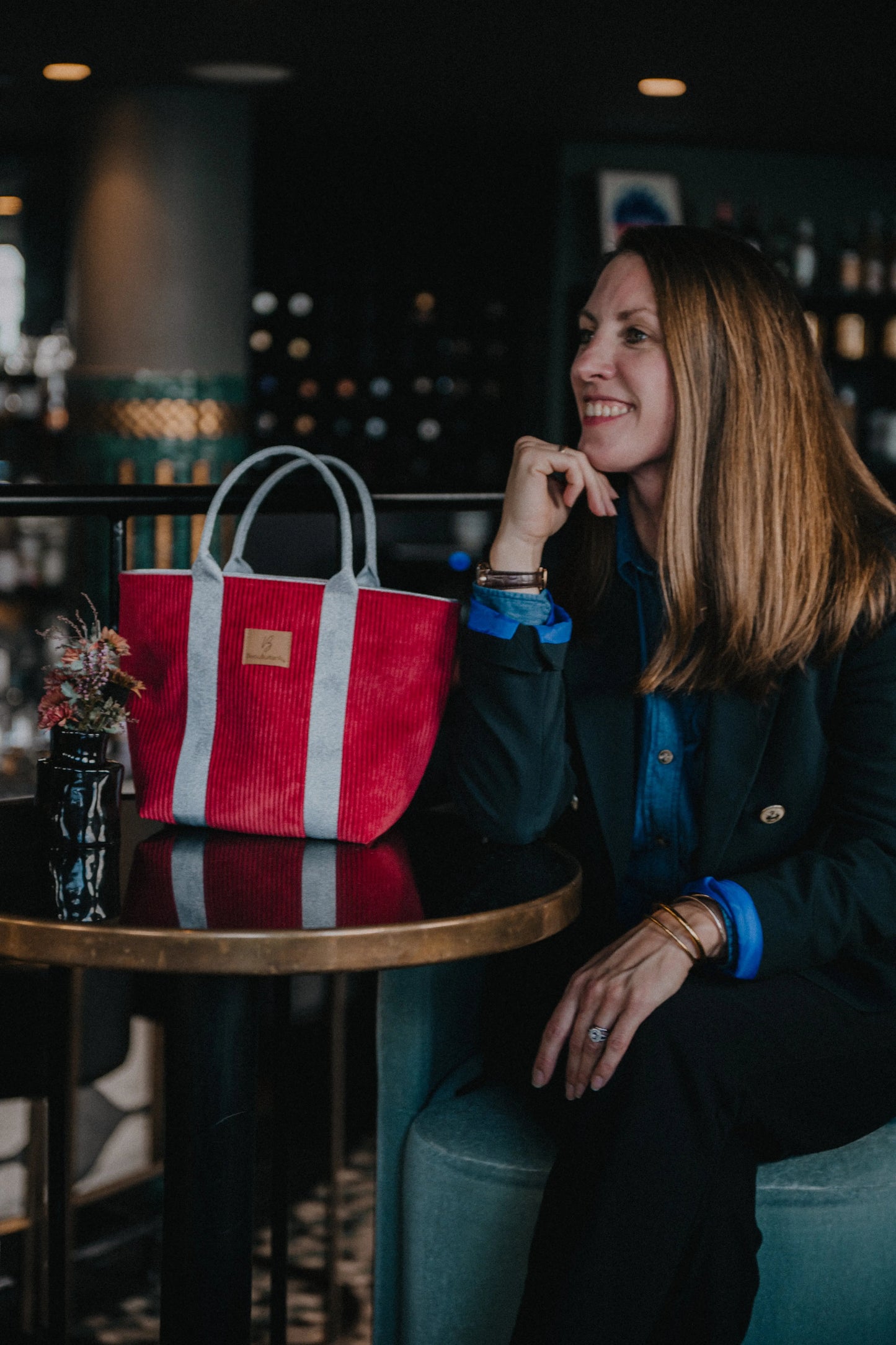 sac cabas rouge velours cotele femme dans bar